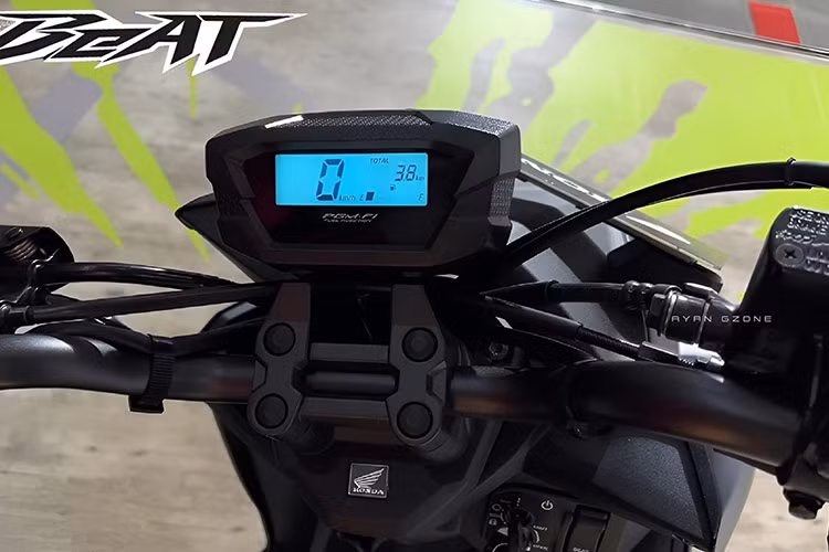 Xe được trang bị hệ thống khóa thông minh Smartkey và đồng hồ cơ tích hợp màn hình LCD hiển thị đầy đủ thông tin xe. Xe sử dụng cặp vành đúc đa chấu 14inch đi kèm lốp trước 80/90 và lốp sau 90/90.