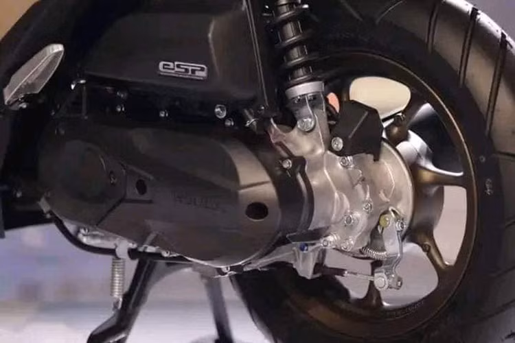 Động cơ Honda BeAT mới không có thay đổi so với các phiên bản trước đây. Chiếc xe này vẫn dùng máy xăng eSP dung tích 110cc với hệ thống phun xăng PGM-FI, sản sinh công suất 8,9 mã lực, mô-men xoắn cực đại 9,2 Nm. Tuy nhiên, có những thay đổi nhỏ về cấu trúc động cơ, chất liệu tay cầm… giúp xe nhẹ hơn các phiên bản trước đây khoảng 3kg.