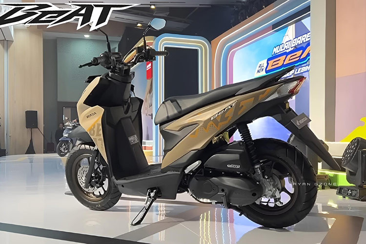 Về tổng thể, ngoại hình của xe ga Honda BeAT 2025 vẫn giữ lại phong cách thiết kế thể thao, nhỏ gọn vốn là một trong những yếu tố tạo nên sức hút cho mẫu xe tay ga này. Xe vẫn sử dụng cấu trúc khung sườn eSAF, đồng thời sở hữu kích thước dài, rộng và cao ở mức 1.876 x 669 x 1.080 (mm).