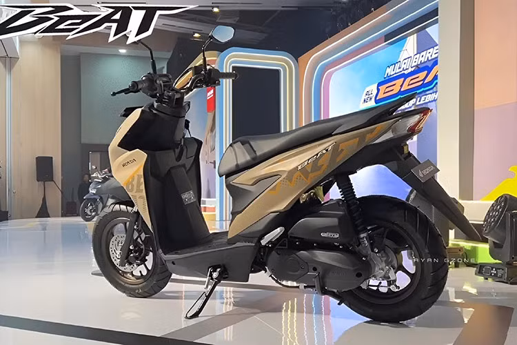 Về tổng thể, ngoại hình của xe ga Honda BeAT 2025 vẫn giữ lại phong cách thiết kế thể thao, nhỏ gọn vốn là một trong những yếu tố tạo nên sức hút cho mẫu xe tay ga này. Xe vẫn sử dụng cấu trúc khung sườn eSAF, đồng thời sở hữu kích thước dài, rộng và cao ở mức 1.876 x 669 x 1.080 (mm).