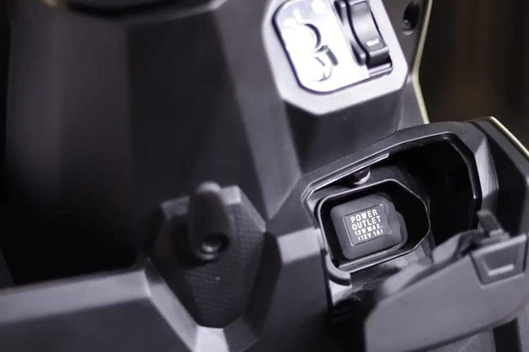 Trong khi đó, phiên bản BeAT 2024 bản Street mang phong cách đường trường với thiết kế hầm hố và phong cách hơn. Xe được trang bị bộ vành 12inch giống Scoopy và Genio, cùng với lốp trước 100/90 và lốp sau 110/90. Phiên bản này sử dụng đồng hồ kỹ thuật số và tay lái để trần phong cách off-road, trọng l lượng xe là 89 kg.