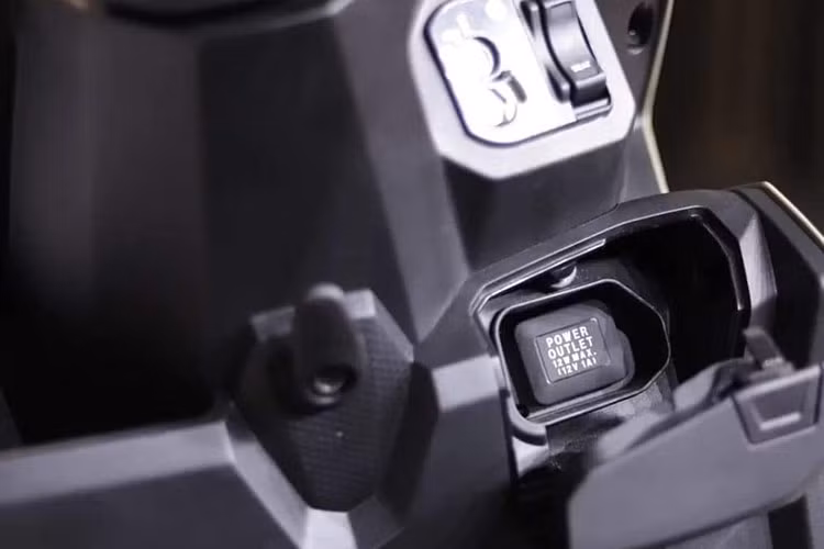 Trong khi đó, phiên bản BeAT 2024 bản Street mang phong cách đường trường với thiết kế hầm hố và phong cách hơn. Xe được trang bị bộ vành 12inch giống Scoopy và Genio, cùng với lốp trước 100/90 và lốp sau 110/90. Phiên bản này sử dụng đồng hồ kỹ thuật số và tay lái để trần phong cách off-road, trọng l lượng xe là 89 kg.