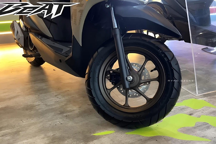 Cả hai phiên bản Honda BeAT tiêu chuẩn và Street đều có hộc chứa đồ dung tích 12 lít ở dưới yên và chân chống điện. Chiều cao yên đạt 742 mm còn khoảng sáng gầm ở mức 148 mm. Trang bị an toàn trên xe bao gồm phanh đĩa đơn ở phía trước và phanh tang trống và phía sau.