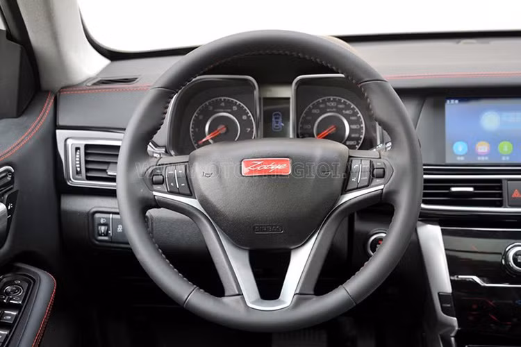 Vô lăng 3 chấu với nhiều nút bấm cùng nhiều chi tiết được thiết kế pha trộn không được đánh giá cao.