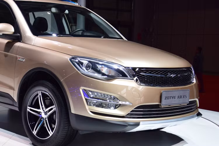 Zotye Damai X5 sở hữu thiết kế mặt trước khá hầm hố, công nghệ LED đều được ứng dụng trong đèn pha và đèn sương mù. Logo của hãng xuất hiện chính giữa lưới tản nhiệt.