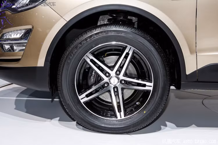 Zotye Damai X5 được hãng xe này thiết kế và trang bị bộ la-zăng 5 chấu thể thao kích cỡ tương tự mẫu Volkswagen Tiguan.