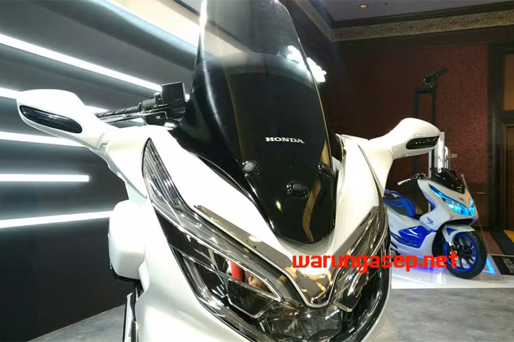 Phần đầu của chiếc xe Honda PCX 150 Touring không quá nhiều khác biệt so với phiên bản thường. Phần đầu xe mang thiết kế thể thao, bắt mắt hơn với cụm đèn pha trước được thiết kế lại và trang bị đèn LED. Đèn đèn vị cũng có thiết kế đặc biệt, kéo dài từ mũi xe sang hai bên đầu xe.