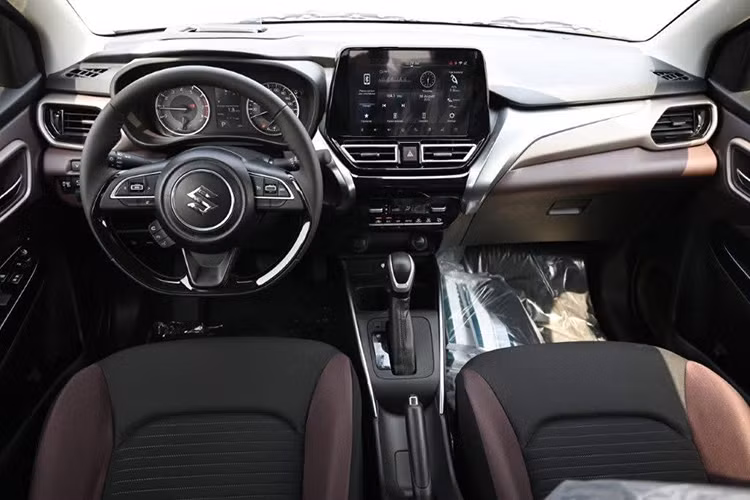 Không gian nội thất của Fronx mang phong cách hiện đại, với màn hình cảm ứng trung tâm 9 inch hỗ trợ kết nối Apple CarPlay và Android Auto không dây. Vô lăng mang thiết kế quen thuộc như trên các mẫu Suzuki khác như XL7, Ertiga hay Swift.