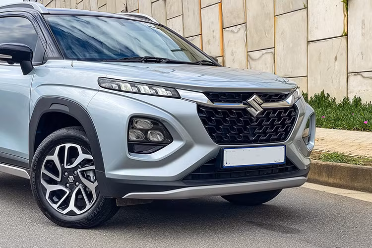 Với kích thước tổng thể dài 3.995 mm, rộng 1.765 mm, cao 1.550 mm và trục cơ sở 2.520 mm, mẫu xe SUV Suzuki Fronx có bán kính vòng quay chỉ 4,8 m – nhỏ hơn đáng kể so với Toyota Raize (5,1 m) hay Kia Sonet (5,3 m). Điều này hứa hẹn khả năng xoay sở linh hoạt hơn trong đô thị. 