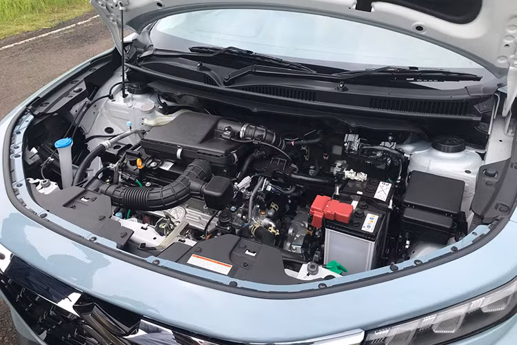 Tại Indonesia, Fronx có hai cấu hình động cơ: Phiên bản GL sử dụng động cơ 1.5L mã K15B, kết hợp hộp số sàn 5 cấp hoặc tự động 4 cấp. Hai phiên bản cao hơn là GX và SGX trang bị động cơ 1.5L K15C mild-hybrid, kết hợp hộp số tự động 6 cấp (6AT). 