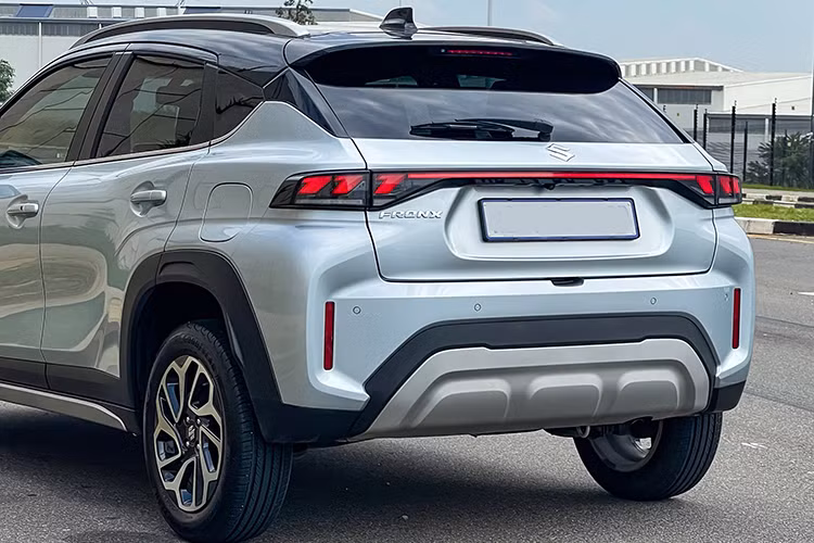 Ngoại hình của Fronx pha trộn giữa phong cách SUV và coupe, với cụm đèn chiếu sáng LED, đèn hậu LED cùng bộ mâm hợp kim 17 inch mang lại diện mạo trẻ trung và năng động.