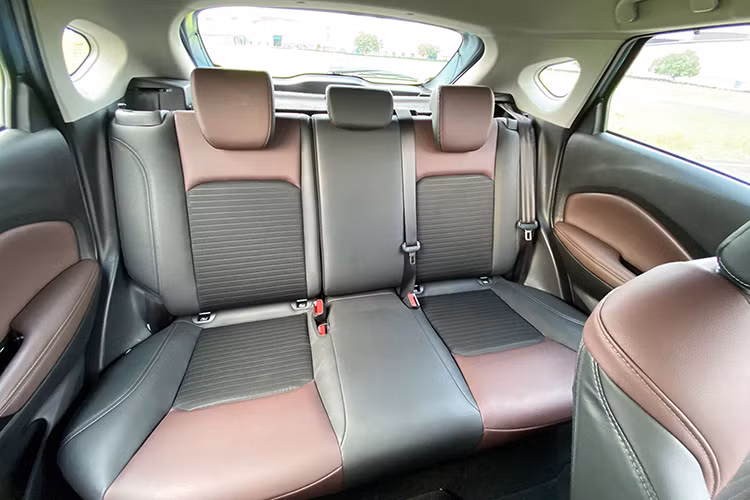 Ngoài ra, xe còn có hệ thống cảnh báo lệch làn. Đèn chiếu xa tự động. Camera 360 độ. Những tính năng này giúp Fronx trở thành mẫu SUV hạng A có hệ thống an toàn hàng đầu, nếu được giữ nguyên khi ra mắt tại Việt Nam.