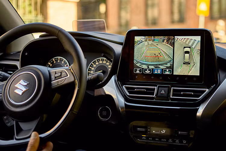 Đặc biệt, Fronx sở hữu loạt công nghệ hỗ trợ lái tiên tiến (ADAS) vượt trội so với các đối thủ trong phân khúc: Ga tự động thích ứng (adaptive cruise control). Hỗ trợ giữ làn. Phanh khẩn cấp tự động. Cảnh báo điểm mù...