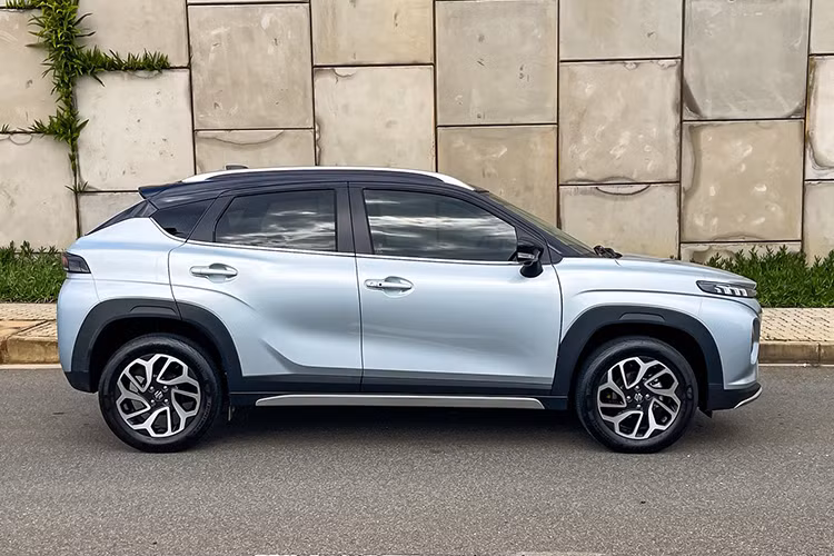 Mặc dù phía Suzuki Việt Nam chưa công bố thông tin chính thức nhưng việc Fronx xuất hiện tại trung tâm kiểm định khí thải trong nước cho thấy mẫu xe này nhiều khả năng sẽ sớm được phân phối tại Việt Nam, và có thể được nhập khẩu từ Indonesia.