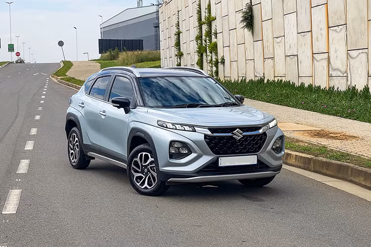 Suzuki Fronx sap ve Viet Nam cong bo loat trang bi dang tien