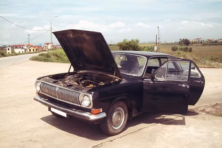 Tùy theo chức vụ, các cán bộ nước ta sẽ được sử dụng loại xe tương ứng. Khi đó, chức Bộ trưởng được tiêu chuẩn xe Volga còn Thứ trưởng lại đi xe Moskovic. Cấp trưởng của cục, vụ, viện tiêu chuẩn xe Lada.