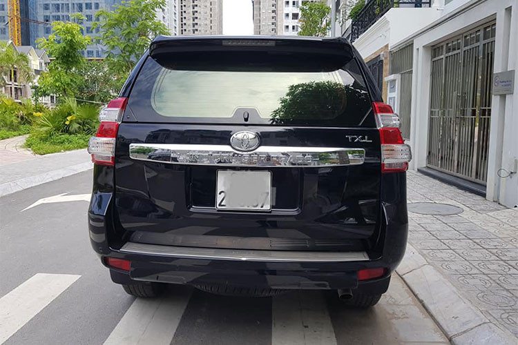 Các trang bị ngoại thất vẫn trong tình trạng sử dụng tốt như cụm gương chiếu hậu chỉnh điện, gập điện tích hợp đèn báo rẽ, đèn hậu và đèn phanh thứ ba dạng LED tích hợp trên cánh lướt gió phía sau vẫn cho khả năng chiếu sáng tốt. La-zăng vẫn là loại hợp kim nhôm nguyên bản 6 chấu kép, kích thước 18-inch mạnh mẽ.