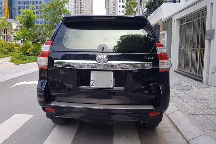 Các trang bị ngoại thất vẫn trong tình trạng sử dụng tốt như cụm gương chiếu hậu chỉnh điện, gập điện tích hợp đèn báo rẽ, đèn hậu và đèn phanh thứ ba dạng LED tích hợp trên cánh lướt gió phía sau vẫn cho khả năng chiếu sáng tốt. La-zăng vẫn là loại hợp kim nhôm nguyên bản 6 chấu kép, kích thước 18-inch mạnh mẽ.