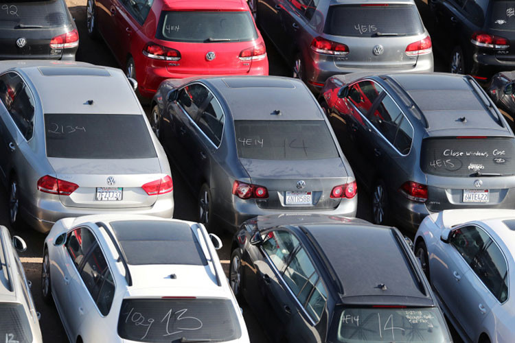 Các xe nằm trong bãi khá đa dạng về thương hiệu và chủng loại. Có thể thấy chúng được sắp xếp không theo thứ tự hay dòng xe nào đặc biệt. Dù là xe con bình dân của VW, hay xe sang của Audi, tất cả chúng đều chung số phận "phơi mình" dưới nắng gió ở các khu "tập trung" này.