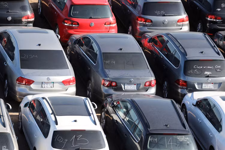 Các xe nằm trong bãi khá đa dạng về thương hiệu và chủng loại. Có thể thấy chúng được sắp xếp không theo thứ tự hay dòng xe nào đặc biệt. Dù là xe con bình dân của VW, hay xe sang của Audi, tất cả chúng đều chung số phận "phơi mình" dưới nắng gió ở các khu "tập trung" này.