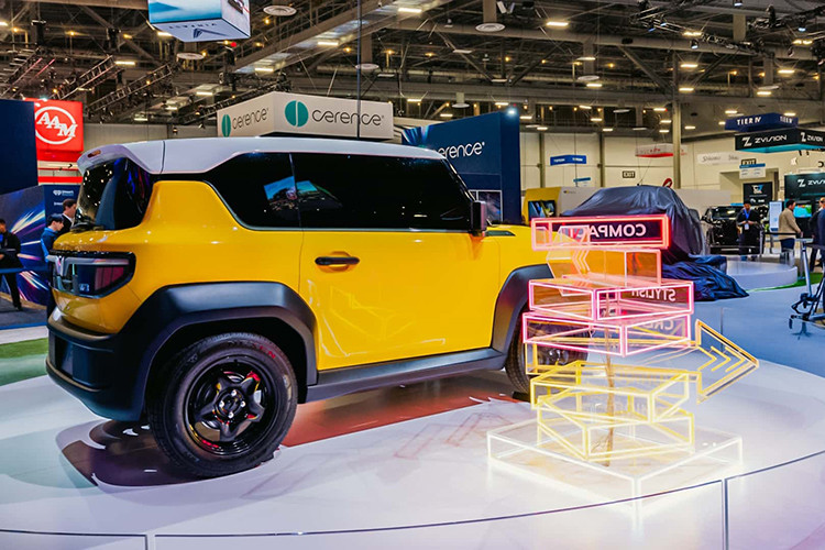 Mặc dù từng được giới thiệu tại Việt Nam từ đầu tháng 7/2023 nhưng đây là lần đầu tiên Vinfast VF3 điện giá rẻ có mặt tại một thị trường quốc tế. Trước khi có mặt tại CES 2024, mẫu xe điện mini của VinFast từng nhận nhiều phản hồi tích cực từ phía người tiêu dùng cũng như các đại lý bán hàng tại Mỹ. 