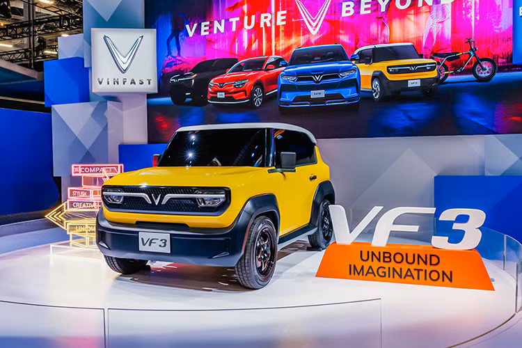 Hai ghế sau của xe có thể gập phẳng để tạo ra tổng dung tích chứa hàng lên tới 550L, ngang ngửa với một chiếc hatchback cỡ nhỏ bốn cửa. Tuy nhiên, VinFast không tiết lộ dung tích chứa hàng của VF3 khi tất cả bốn ghế được giữ nguyên, nhưng có thể đoán được nó khá nhỏ.