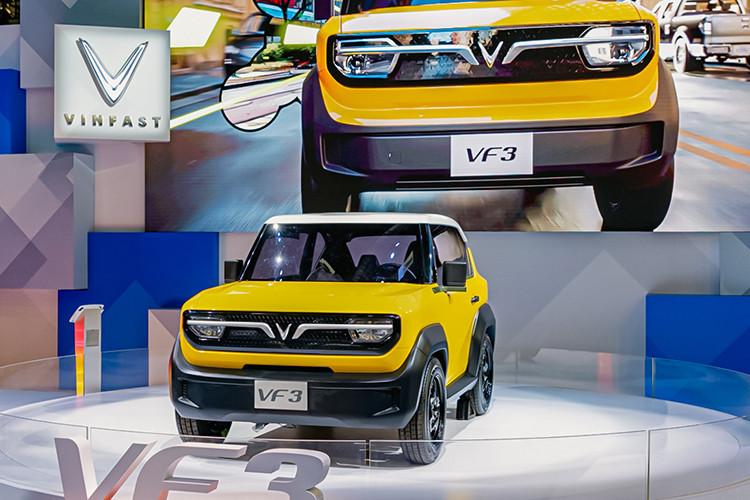 VinFast VF3 ra mắt tại Mỹ đánh dấu một phân khúc xe mới tại thị trường Mỹ. Đây cũng là một tin vui dành cho những ai đang tìm kiếm một mẫu xe điện không cần nhiều tiện nghi, giá cả phải chăng, với những nhu cầu cơ bản và 4 chỗ ngồi.