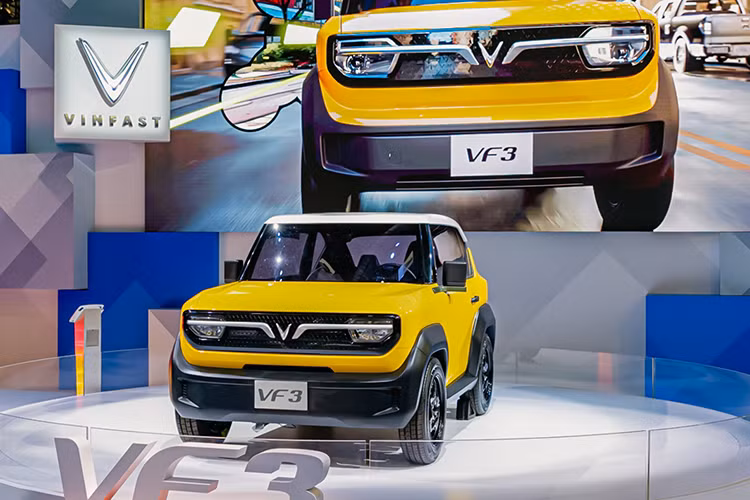 VinFast VF3 ra mắt tại Mỹ đánh dấu một phân khúc xe mới tại thị trường Mỹ. Đây cũng là một tin vui dành cho những ai đang tìm kiếm một mẫu xe điện không cần nhiều tiện nghi, giá cả phải chăng, với những nhu cầu cơ bản và 4 chỗ ngồi.