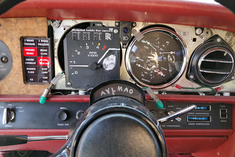 Bảng đồng hồ của chiếc xe được lấy từ máy bay cũ, ghế lái được độ kiểu xe đua của Sparco khiến nó độc dị hơn tất cả những mẫu xe độ khác.