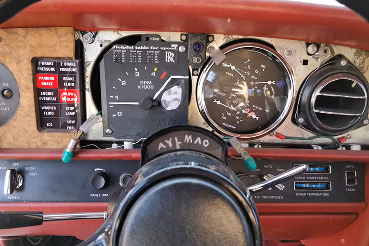 Bảng đồng hồ của chiếc xe được lấy từ máy bay cũ, ghế lái được độ kiểu xe đua của Sparco khiến nó độc dị hơn tất cả những mẫu xe độ khác.