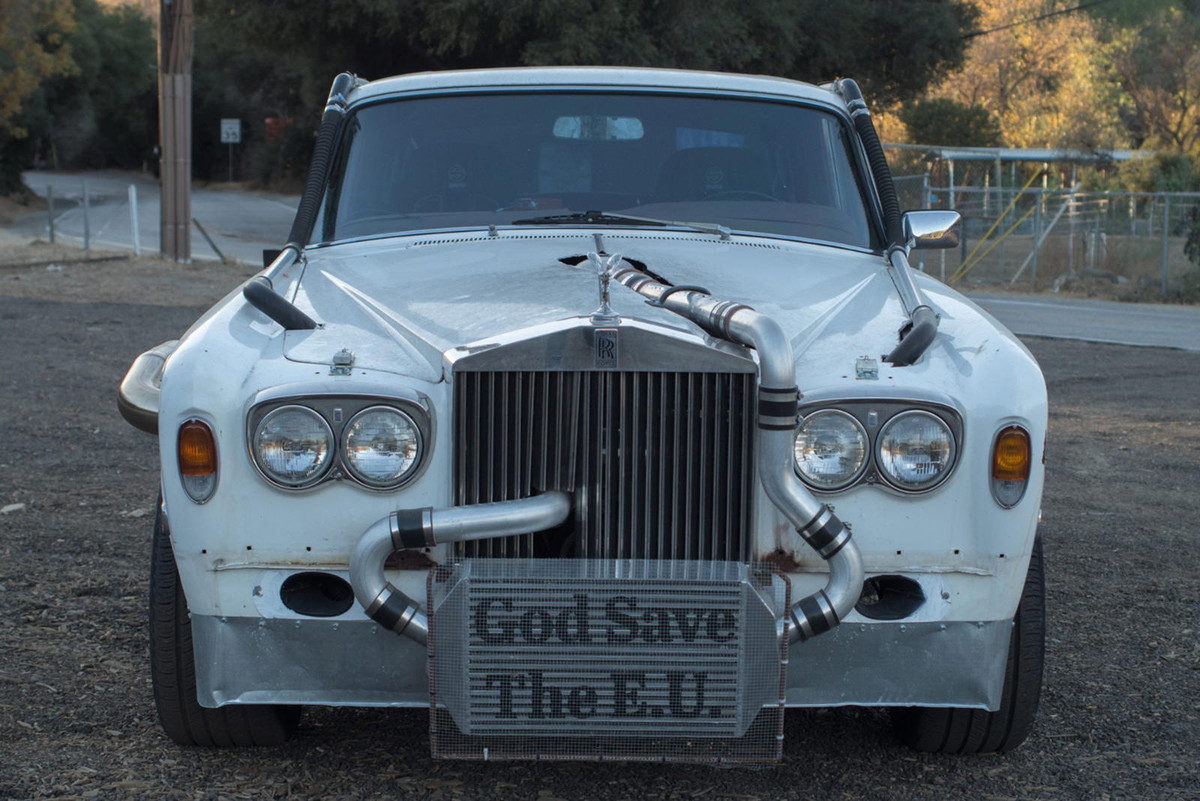 Giống như một chiếc Rolls-Royce dành cho Frankenstein, chiếc xe đi trên bộ la zăng 19 inch 5 chấu kép của một chiếc Porsche Panamera, sở hữu tăng áp cỡ lớn, chế hoà khí Holley và ống xả độ móc lên đầu.