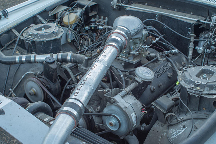 Tuy nhiên, hiện tại chiếc xe đang ở Connecticut và đại lý bán xe tuyên bố chiếc xe này vẫn chạy tốt. Trong ảnh là khối động cơ cực dị của xe.