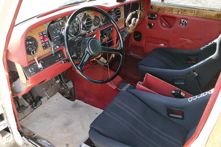 Điển hình là hệ thống điều hoà đặt ngoài chiếc xe này có dòng chữ “God Save The E.U” và các ống dây điều hoà được trên mui xe lẫn đầu xe. Thậm chí, còn có 1 bình xăng 75 lit đặt bên ngoài đuôi xe.