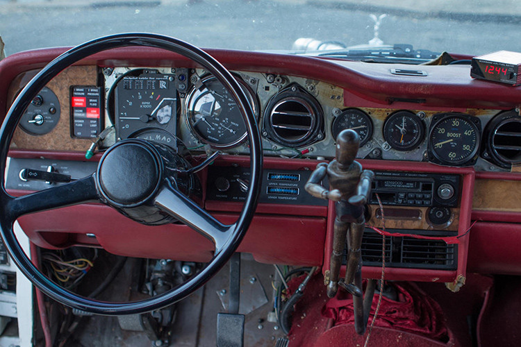 Nội thất của xe cũng không kém phần độc đáo với hệ thống đồng hồ lấy từ máy bay, ghế đua Sparco và cần số với hình nhân búp bê bằng gỗ.