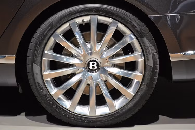 So với phiên bản tiêu chuẩn, Bentley Mulsanne EWB có nhiều sự thay đổi như cụm đèn pha nằm thẳng hàng với nhau, lưới tản nhiệt bằng thép không gỉ sáng bóng gợi nhớ đến mẫu xe Arnage, hốc gió hình chữ "B" mềm mại trên cản va trước và bên sườn cùng đèn hậu mới.