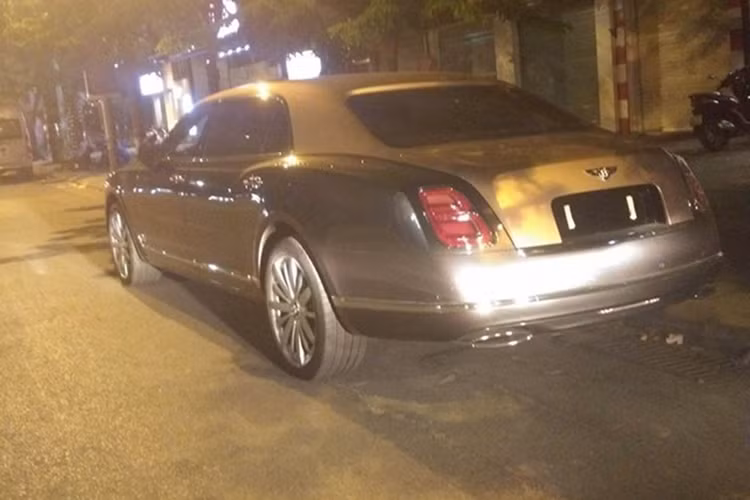 Mẫu xe Bentley Mulsanne EWB 2017 ra mắt lần đầu tiên tại triển lãm Geneva 2016, trong đó, chữ EWB viết tắt của từ Extended Wheelbase, ám chỉ đây là phiên bản trục cơ sở dài của chiếc Bentley EWB 2017 từng xuất hiện tại thị trường Việt Nam vào giữa tháng 3/2017 vừa qua.