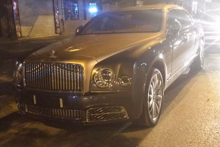 Sau khi cập bến tại cảng Đình Vũ, Hải Phòng - chiếc siêu xe sang Bentley Mulsanne EWB 2017 đã bất ngờ lăn bánh trên các tuyến phố tại Hưng Yên trước khi bị bắt gặp tại thủ đô Hà Nội. Chiếc xe siêu sang thuộc phiên bản trục cơ sở dài gây ấn tượng với ngoại thất phối 2 tông màu.