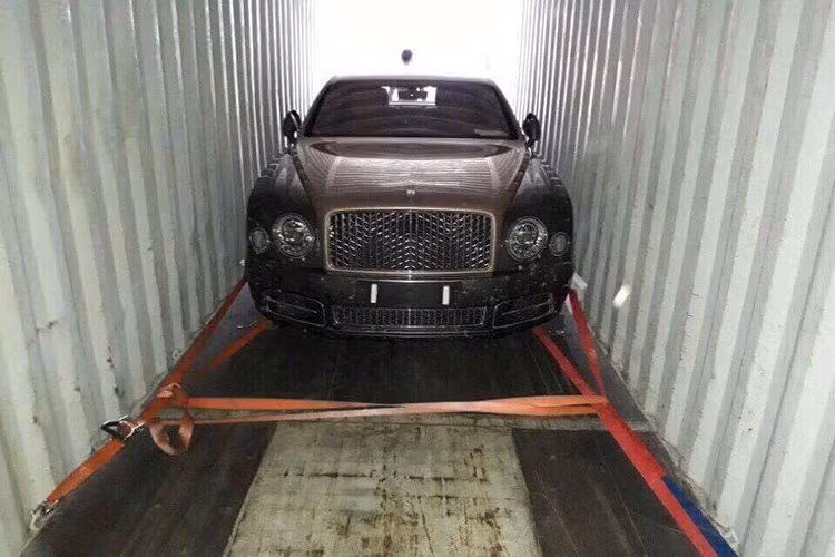 Tại Trung Quốc ra mắt vào cuối tháng 11/2016, mẫu xe siêu sang này có mức giá bán 6,28 triệu Nhân dân tệ, tương đương 908.000 USD hay 20,7 tỷ đồng. Tại thị trường Việt Nam, hiện chưa rõ mức giá bán chính thức dành cho chiếc Bentley Mulsanne EWB 2017 nhưng chắc chắn nó sẽ có mức giá không dưới 20 tỷ đồng.