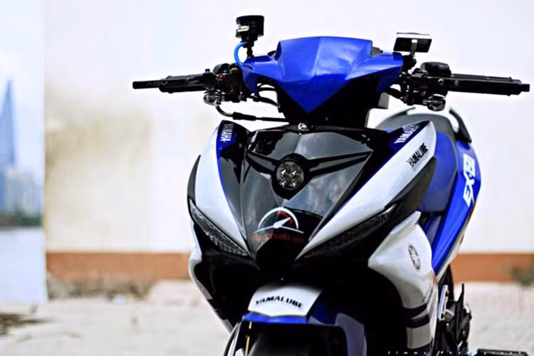 Chóa đèn zin được loại bỏ, thay vào đó là đèn LED siêu sáng. Mặt nạ và đầu xe cũng phải chế lại giống nguyên mẫu.