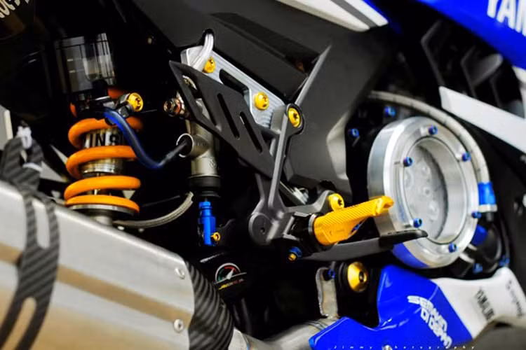 Lốc nồi độ theo phong cách nồi khô nhờ khối nhôm cắt CNC ốp bên ngoài. Gác chân lấy từ xe Honda CBR1000RR. Phuộc Onlins cùng một số đồ hiệu khác.