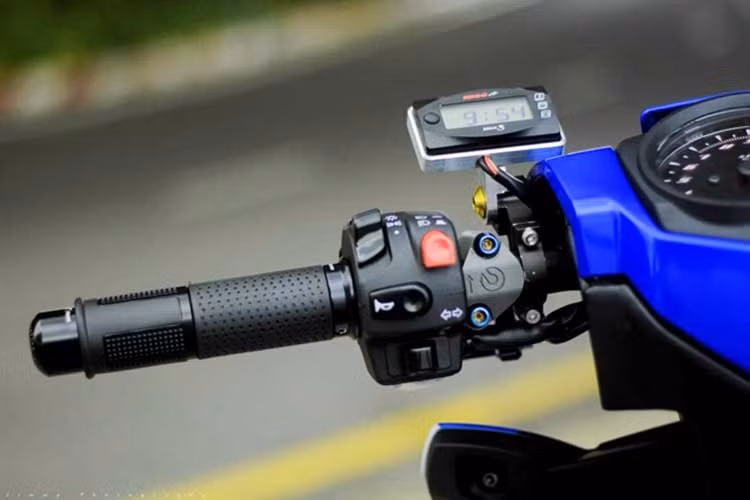 Chiếc xe được thay cụm công tắc mới, đồng hồ Koso Mini 3 được gắn thêm phía trên để theo dõi thời gian cũng như tốc độ.