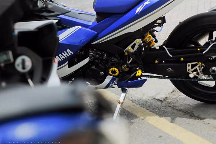 Phong cách này khiến nhiều biker mê mẩn nhưng giá đắt khiến không nhiều người dám sở hữu. Một nhóm thợ tại TP HCM biến chiếc Exciter 150 theo phong cách này với chi phí thấp hơn nhiều và có thể chủ nhân của nó chính là Cường Đô la.