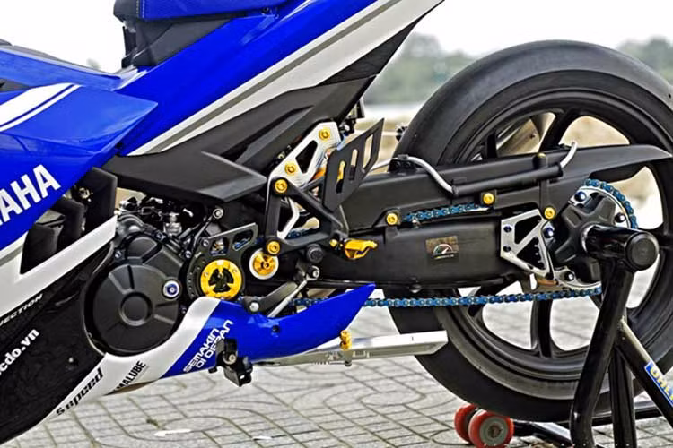 Trong khi bản độ chính hãng vẫn sử dụng gắp đôi bình thường thì mẫu xe độ này trang bị gắp đơn lấy từ Honda NSR, kéo dài trục cơ sở.