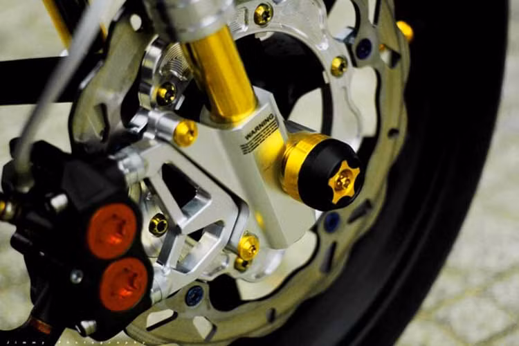 Phanh đĩa Galfer và heo dầu Frendo được "lên đời" theo phong cách Yamaha R6 trên bản độ gốc.