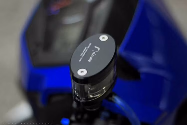 Bình dầu Rizoma được nang cấp trên cụm thắng trước.