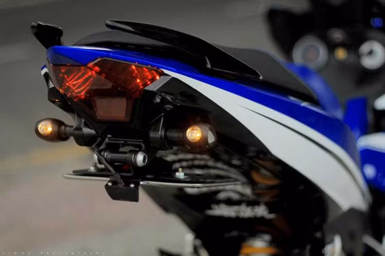 Cụm đuôi rườm rà trên xe nguyên bản được tháo bỏ, chỉ giữ lại đèn hậu. Hai xi-nhan Rizoma nhỏ được lắp thay thế cho đèn nguyên bản khiến chiếc xe gọn gàng hơn.