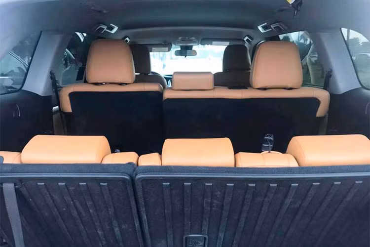 Tại Mỹ, Toyota hiện bán ra tổng cộng 3 phiên bản cho Highlander bao gồm: LE, SE và Limited, trong đó phiên bản được nhập về Việt Nam là LE, ở phiên bản này xe sử dụng động cơ 4 xy-lanh thẳng hàng (I4) dung tích 2.7L, DOHC, hút khí tự nhiên VVT-i cho công suất tối đa 185 mã lực tại 5.800 v/p và mô-men xoắn cực đại 250Nm tại 4.200 v/p.