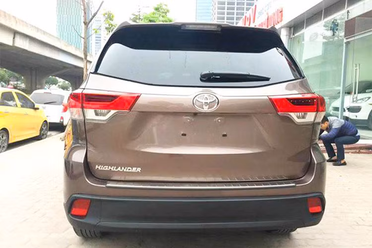 Nhìn từ phái sau, Highlander có thiết kế khá hài hoà và đơn giản, xe sở hữu cản sau màu đen thiết kế lớn - tuy nhiên điểm nhấn nổi trội nhất có lẽ là cụm đèn hậu dạng Led kéo dài sang hai bên. Gương chiếu hậu của xe tích hợp dải đèn xi-nhan báo rẽ, kèm bộ mâm xe 18 inch (245/60R18).