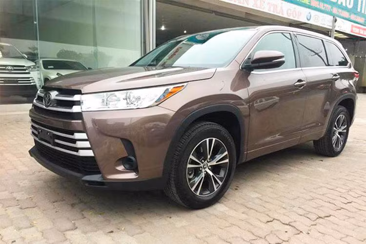 Mẫu crossover SUV cỡ trung Toyota Highlander LE đời 2018 mới đây đã được một đơn vị kinh doanh ôtô tư nhân nhập về Việt Nam. Mẫu xe này được nhập khẩu về là bản xuất cho thị trường Mỹ, nó được xem là đối thủ trực tiếp của hai "người đồng hương" là Honda Pilot và Mazda CX-9.