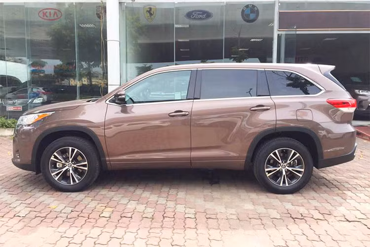 Về kích thước, mẫu SUV Toyota Highlander 2018 này sở hữu có chiều dài x rộng x cao lần lượt là: 4.854 x 1.925 x 1.730 mm. Gương chiếu hậu tích hợp dải đèn xi-nhan báo rẽ, mâm xe 18 inch (245/60R18). Nhìn từ phái sau, Highlander có thiết kế khá hài hoà, đơn giản nhưng khá mạnh mẽ.